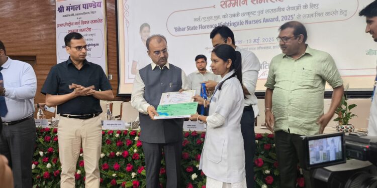 अररिया – स्वास्थ्य सेवा में उत्कृष्ट योगदान के लिए अररिया के तीन कर्मी राज्यस्तरीय सम्मान से सम्मानित