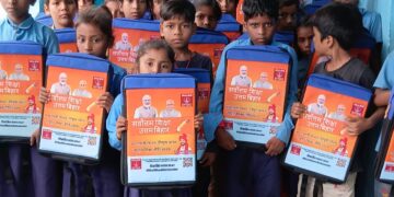 लक्ष्मीपुर खूंटी में ‘सर्वोत्तम शिक्षा, उत्तम बिहार’ अभियान के तहत 100 छात्रों को बैग वितरित।