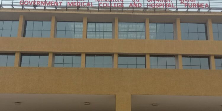 स्कूल जा रहे सरकारी शिक्षक को बाइक सवार बदमाशों ने मारी दो गोली बाल बाल बचे