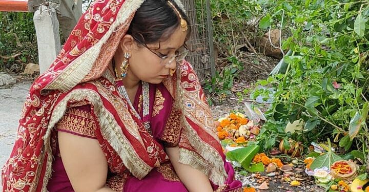 पति की लंबी आयु के लिए सुहागिनों ने की वट बृक्ष की पूजा