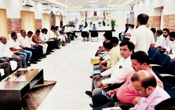 किशनगंज, बिहार-कार्यालय वेश्म में कार्य संस्कृति से संबंधित बैठक आयोजित, डीएम ने दिए कई अहम निर्देश