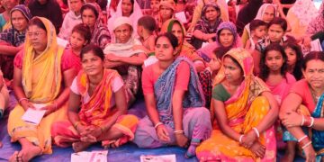 किशनगंज, बिहार –सरकारी योजनाओं से लाभान्वित लाभुकों की कहानियां सुन सोचने को मजबूर हो रहीं महिलाएं