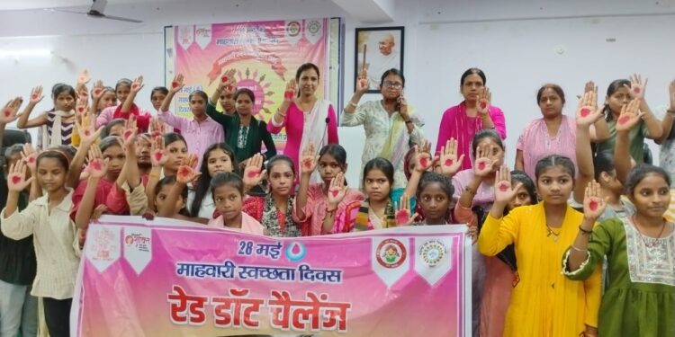 विश्व माहवारी स्वच्छता दिवस: किशोरियों के बीच हुआ स्वच्छता किट का वितरण