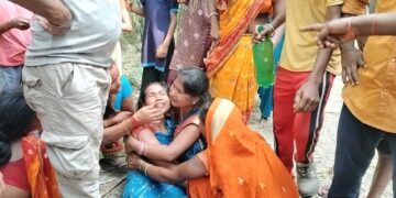 कुर्साकांटाः शंकरपुर चौक के समीप सड़क हादसे में एक की मौत, आक्रोशित परिजनों ने किया सड़क जाम।