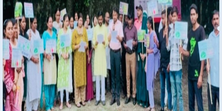 बिहार में किशनगंज ने विश्व पर्यावरण दिवस 2025 पर कहा- हर वोट के साथ एक पौधा लगाओ”,स्वस्थ लोकतंत्र, हरा पर्यावरण”,”मैं वोट दूँगा, मैं पेड़ लगाउँगा”,”Green Future, Strong Democracy”
