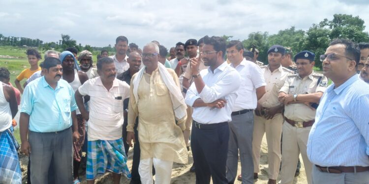 बाढ़ से निपटने को तैयार अररिया प्रशासन: डीएम अनिल कुमार ने किया फारबिसगंज के तटबंधों व राहत व्यवस्था का स्थलीय निरीक्षण।