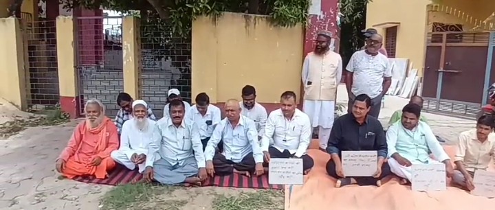 तीन सूत्री मांगों को लेकर वित्तरहित शिक्षा कर्मियों ने किया धरना प्रदर्शन सरकार के खिलाफ जमकर की नारेबाजी