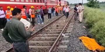 अवध-असम एक्सप्रेस और मेंटेनेंस ट्रॉली में भीषण टक्कर, एक रेलकर्मी की मौत, तीन घायल