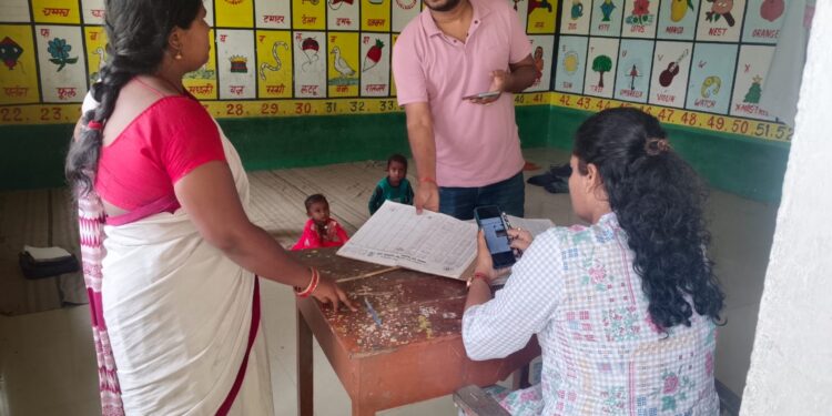 वरीय उपसमाहर्ता सह डीपीओ आईसीडीएस ने आंगनबाड़ी केंद्र का किया निरीक्षण