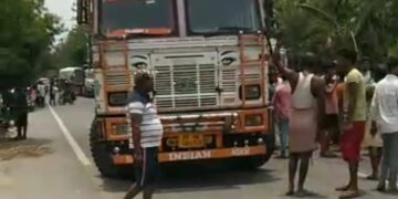 हाइवा ट्रक की ठोकर से बाइक सवार एक व्यक्ति की मौत; दूसरा गंभीर जख्मी