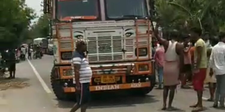 हाइवा ट्रक की ठोकर से बाइक सवार एक व्यक्ति की मौत; दूसरा गंभीर जख्मी