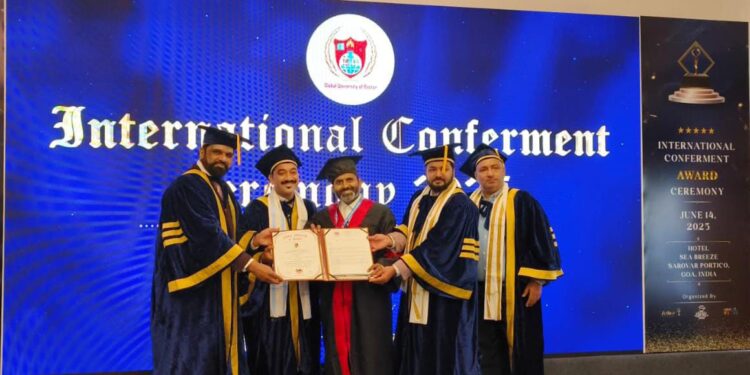 गोवा में डाक्टर की मानद उपाधि से सम्मानित हुए कलाकार ओम प्रकाश सोनू