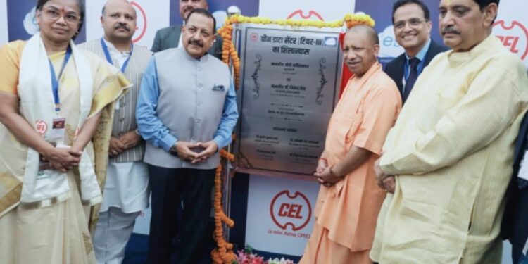 उत्तर प्रदेश -मुख्यमंत्री तथा केन्द्रीय विज्ञान एवं प्रौद्योगिकी राज्य मंत्री स्वतंत्र प्रभार के साथ साहिबाबाद, गाजियाबाद में ग्रीन डेटा सेन्टर हेतु भूमि पूजन कर शिलान्यास किया