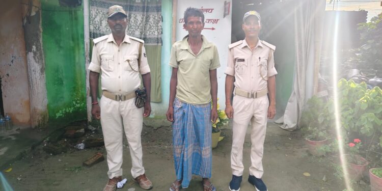 नेपाल सीमा पर मवेशी तस्कर गिरफ्तार, 4 मवेशी बरामद।