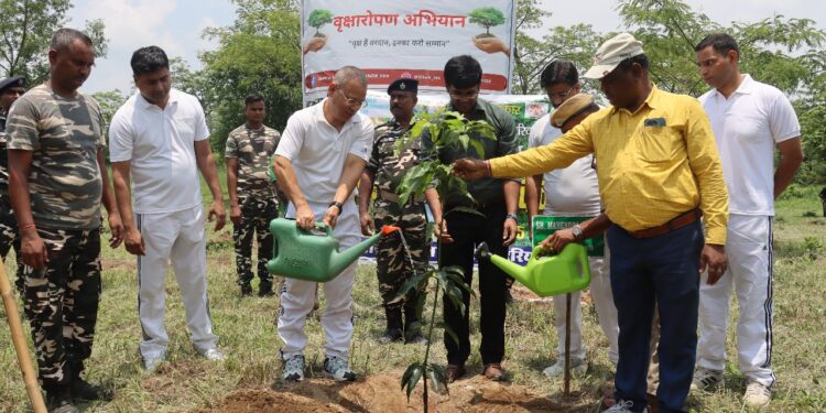 अररिया – विश्व पर्यावरण दिवस पर SSB और वन विभाग ने मिलकर चलाया सफाई व जनजागरूकता अभियान