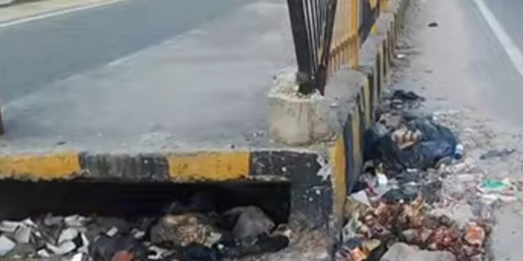 मुख्य सड़क पर खतरे की सुरंग: रानीगंज मार्ग पर बना नाला बना कचरा डंपिंग यार्ड, NHAI बेखबर