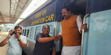 अररिया- गलगलिया रेलखंड पर सफर के दौरान भाव-विभोर हुए सांसद कहा बन रहा है नया अररिया