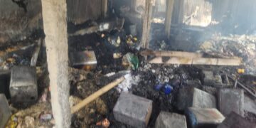 रानीगंज – ब्लॉक चौक रानीगंज में भीषण आग लगने से सात दुकानें जलकर राख, लाखों संपत्ति खाक
