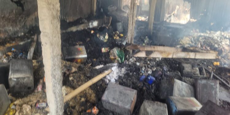 रानीगंज – ब्लॉक चौक रानीगंज में भीषण आग लगने से सात दुकानें जलकर राख, लाखों संपत्ति खाक