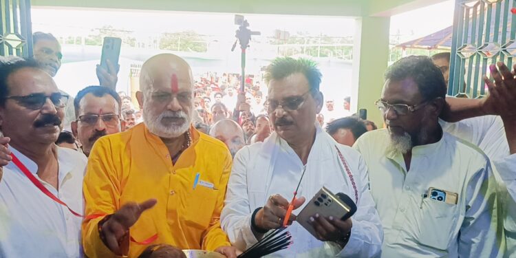 अररिया में पूर्व विधायक जाकिर हुसैन ने राहुल गांधी के जन्मदिन पर केक काटकर, नए आवास और कार्यालय का किया भव्य उद्घाटन। 