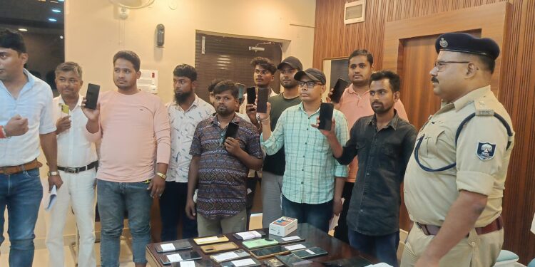Araria – अररिया में ऑपरेशन मुस्कान के तहत एसपी ने लौटाए 35 मोबाइल