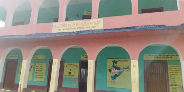 पलासी, अररिया – विद्यालय में शिक्षकों की लापरवाही उजागर, पत्रकार से अभद्रता और जानलेवा हमला