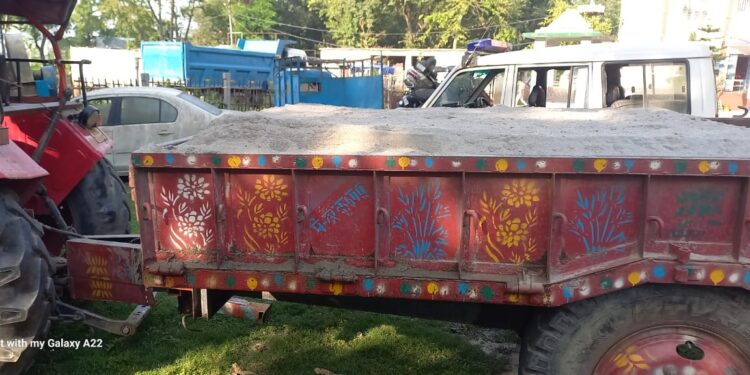 अवैध खनन पर प्रशासन की कार्रवाई, बालू लदा ट्रैक्टर जप्त