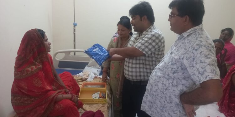 जच्चा-बच्चा की समुचित देखभाल के लिये प्रसूताओं को दिया जच्चा-बच्चा किट