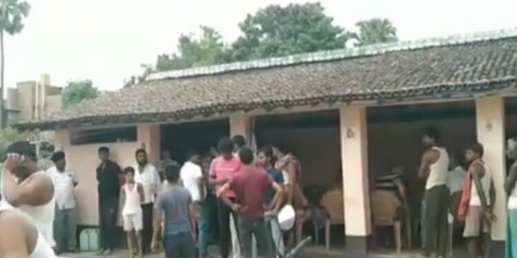 संदिग्ध हालात में मिला कमरे के अंदर युवक का लटकता शव