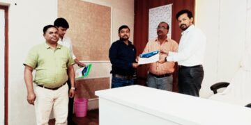 किशनगंज, बिहार -आयुष्मान भारत गोल्डन कार्ड निर्माण अभियान में जिले को पूरे बिहार में तीसरा स्थान, जिलाधिकारी विशाल राज ने पोठिया और ठाकुरगंज सामुदायिक स्वास्थ्य केंद्र के प्रभारी चिकित्सा पदाधिकारियों, पौआखाली और बहादुरगंज नगर पंचायतों के कार्यपालक पदाधिकारियों, और ठाकुरगंज एवं पोठिया प्रखंड विकास पदाधिकारियों को प्रशस्ति पत्र देकर किया सम्मानित