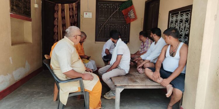 भाजपा कार्यकताओं ने सुना नरेंद्र मोदी द्वारा प्रस्तुत रेडियो कार्यक्रम “मन की बात”
