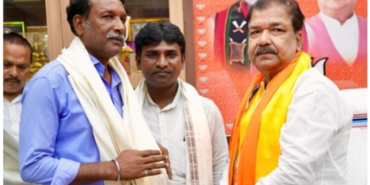 बिहार भाजपा प्रदेश अध्यक्ष डॉ दिलीप कुमार जायसवाल हर दिन अलग अलग जिलों से प्रदेश कार्यालय पहुंचने वाले नेताओं और कार्यकर्ताओं से आत्मीय मुलाकात करते है …
