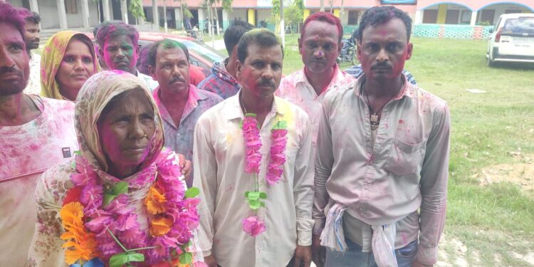 पलासी प्रखंड मुख्यालय स्थित प्लस टू एलबीएसएस हाई स्कूल में शुक्रवार को पंचायत उपचुनाव कड़ी सुरक्षा व्यवस्था के बीज संपन्न हुआ