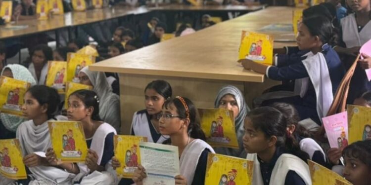 किशनगंज, बिहार -कस्तूरबा गांधी बालिका विद्यालय छतरगाछ में सखी वार्ता का किया गया आयोजन