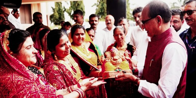 नई दिल्ली – सही कौशल प्रशिक्षण, बैंक से उचित ऋण व आवश्यक सुविधाओं के सहारे लखपति दीदी बनने जैसा हो रहा है चमत्कार : रिपोर्ताज
