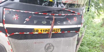 रानीगंज सरसी मार्ग पर ट्रैक्टर-बस की टक्कर, एक दर्जन से अधिक लोग घायल