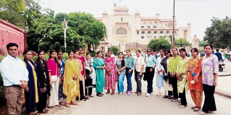 सुल्तानपुर यूपी – बी. एड़ प्रशिक्षुओं ने आगरा, मथुरा, वृंदावन, फतेहपुर सीकरी एवं जयपुर के ऐतिहासिक स्थलों का अध्ययन किया