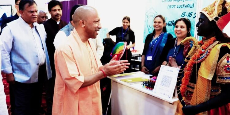 विश्व युवा कौशल दिवस, उत्तर प्रदेश- विगत 08 वर्षों में उत्तर प्रदेश कौशल विकास मिशन के अन्तर्गत 12 लाख से अधिक लोगों को ट्रेनिंग प्रदान की गई। इनमें से लगभग 06 लाख युवाओं को सीधे रोजगार से जोड़ा गया। कुछ युवाओं ने स्वयं के स्टार्टअप स्थापित किए। हमारा प्रयास होना चाहिए कि जब कोई युवा किसी व्यवसायिक व उद्यमिता केन्द्र से प्रशिक्षण पूर्ण करे, तो उसके हाथ में जॉब कार्ड अवश्य हो। यह तभी सम्भव होगा, जब हम इन युवाओं को उद्योग के साथ जोड़ेंगें: मुख्यमंत्री