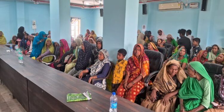 पलासी में शुक्रवार को आयोजित वृद्धापेंशन शिविर में मुख्यमंत्री नीतीश कुमार का संदेश को सुना है