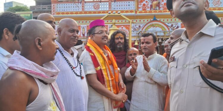 दरभंगा प्रमंडल के आयुक्त ने किया कुशेश्वर नाथ महादेव का जलाभिषेक, श्रावणी मेला की तैयारी के संबंध में ली जानकारी