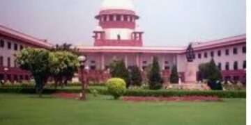 मतदाता सूची की गहन पुनरीक्षण प्रक्रिया -इस पर कोर्ट ने कहा कि अगर वोटर लिस्ट में किसी शख्स का नाम सिर्फ देश की नागरिकता साबित होने के आधार पर शामिल करेंगे तो फिर ये बड़ी कसौटी होगी। यह गृह मंत्रालय का काम है, आप उसमें मत जाइए। उसकी अपनी एक न्यायिक प्रक्रिया है, फिर आपकी इस कवायद का कोई औचित्य नहीं रहेगा…