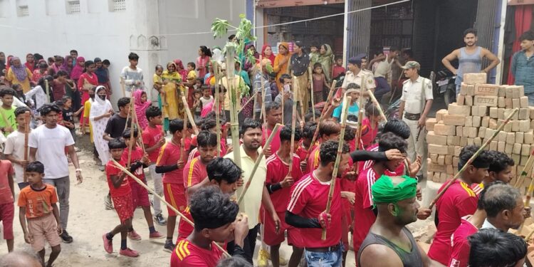 कड़ी सुरक्षा के बीच निकला मोहर्रम का जुलूस, पुलिस की सतर्कता से शांति बनी रही।