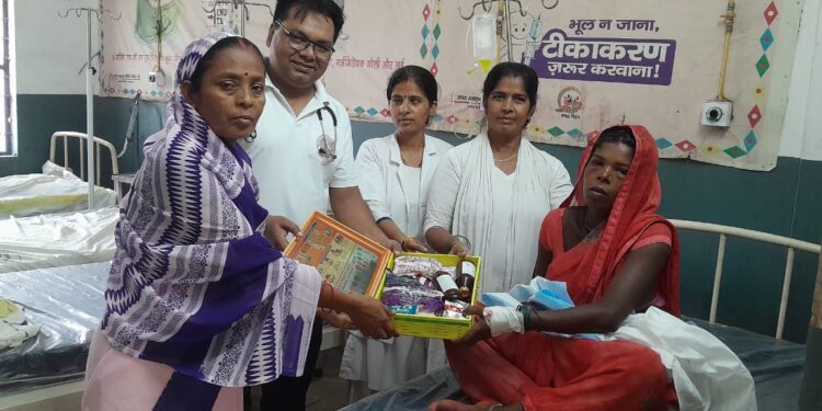 संस्थागत प्रसव कराने वाली माताओं को मिल रहा है “जच्चा बच्चा किट”