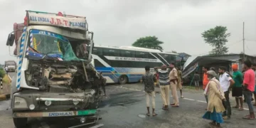 अररिया – तेज रफ्तार ट्रक ने बस को मारी टक्कर, चार यात्री घायल, छह घंटे तक जाम में फंसे रहे लोग