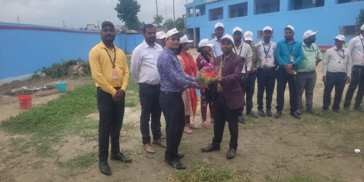 उज्जीवन स्मॉल फाइनेंस बैंक ने चलाया स्वच्छता अभियान, दिशा पब्लिक स्कूल में किया वृक्षारोपण और वितरित किया कूड़ादान