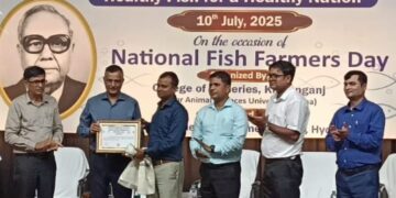 किशनगंज, बिहार – कार्यक्रम में मत्स्य उद्योग से जुड़े उद्यमी डॉ. मनोज शर्मा, गुजरात, एक्वा डॉक्टर सॉल्यूशन के संस्थापक देवतानु वर्मन एवं बिहार एनिमल हसबेंडरी एवं fisheries के कुलपति भी अपने विचार को कृषकों के समक्ष रखा…