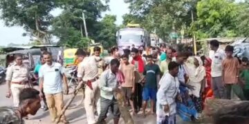 कमताहा पुल के पास ट्रैक्टर पलटने से एक की मौत, शव पोस्टमार्टम के लिए भेजा गया, आक्रोशित लोगों ने किया सड़क जाम