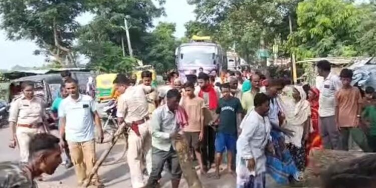 कमताहा पुल के पास ट्रैक्टर पलटने से एक की मौत, शव पोस्टमार्टम के लिए भेजा गया, आक्रोशित लोगों ने किया सड़क जाम