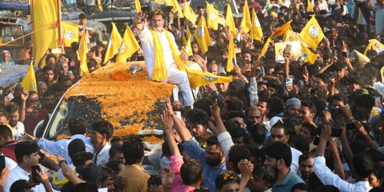 पलासी में सोमवार को प्रखंड मुख्यालय स्थित डाक बंगला मैदान में जन सुराज पार्टी की बिहार बदलाव सभा में