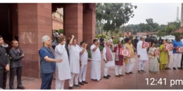 नई दिल्ली- बिहार प्रदेश के किशनगंज सांसद समेत देश के सांसदों ने किया एसआईआर के विरोध में लोकसभा के सामने प्रदर्शन